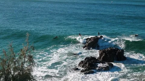 Surfers Lining Up On Rocking Point Видео 286298087