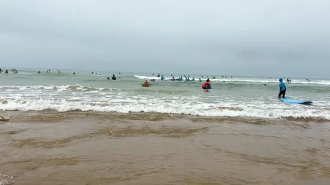 Surfers Practicing in Shallow Breaking Waves at Woolacombe Beach North Devon Vídeo Stock 346221063