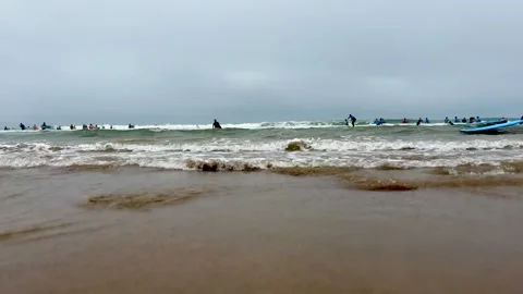 Surfers Practicing in Shallow Ocean Waves at Woolacombe Beach North Devon Vídeo Stock 346221051