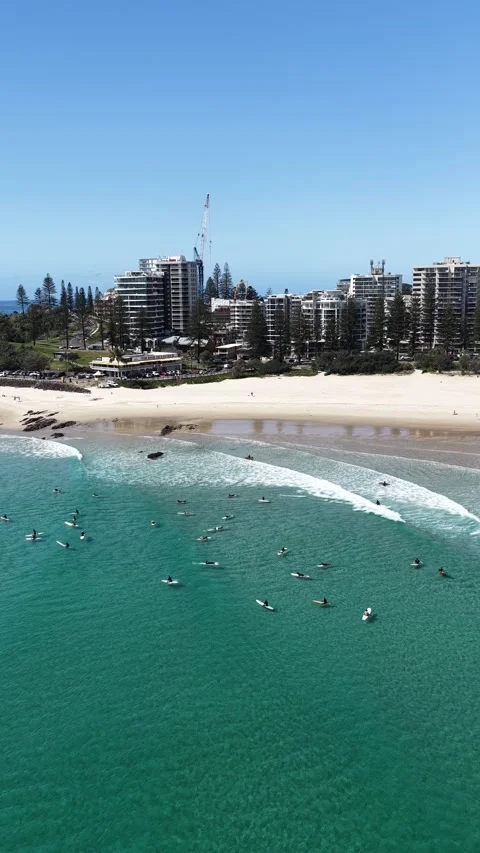 Surfers Riding Waves At Snapper Rocks, Gold Coast Australia - Vertical 動画素材 347061660