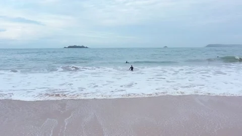 Surfers Running from the Waves - Long Cove Beach, Cornwall Vídeo Stock 229795576