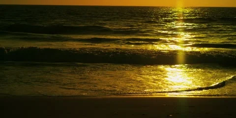 SURFERS AT SUNSET 2K Vídeos de archivo 10898713