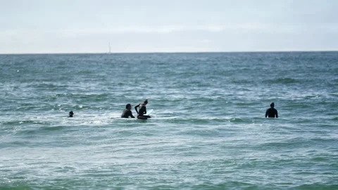 Surfers waiting Video stock 236516862
