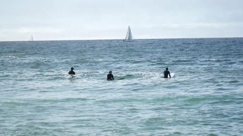 Surfers waiting Video stock 236532528