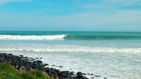 Surfing big wave at Raglan in New Zealand 스톡 동영상 260370132