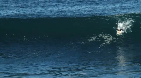 Surfing Big Waves Vídeos de archivo 7751351