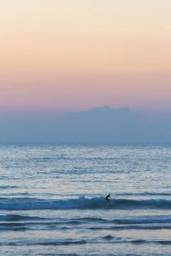 Surfing in the evening time Stockfoto's