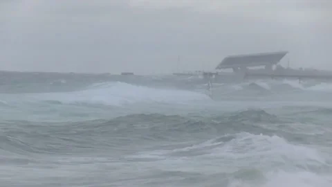 Surfing in the storm Vídeo Stock 173856331
