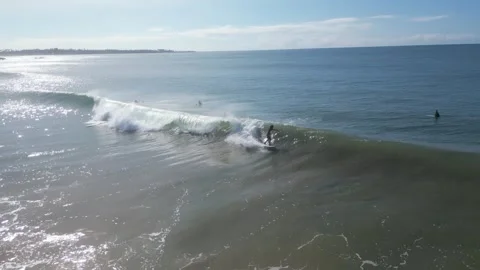 Surfing tropical waves 스톡 동영상 274932053