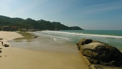 Surfistas no mar Vídeos de archivo 79571349