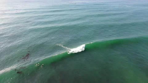 Surf's Up: Experience the Power of the Waves with Stunning Drone Footage. Vídeo Stock 165190840