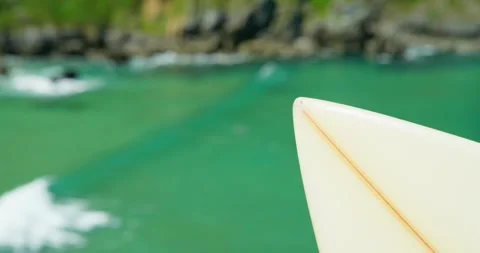 Surf's up! A pristine surfboard points towards crystal-clear, 库存影片 343671603
