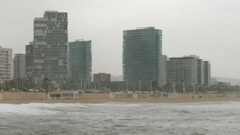 Surge with big waves, strong wind and poor visibility. Video stock 107371894