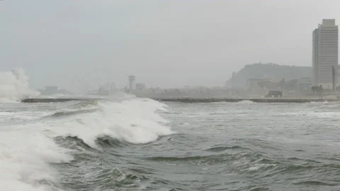 Surge with big waves, strong wind and poor visibility. Video stock 107385056