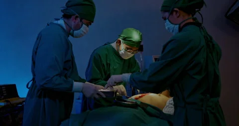 Surgeon and Group doctor assistant are performing abdominal surgery on patients  Vídeo Stock 198629932