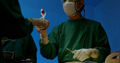 Surgeon and Group doctor assistant are performing abdominal surgery on patients  Vidéo 198630746