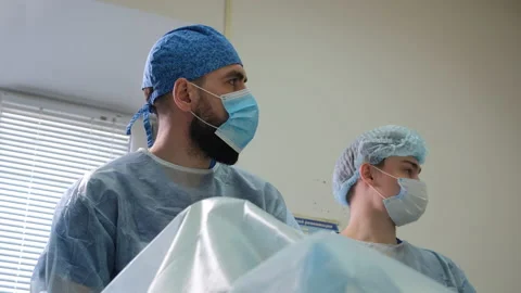 Surgeon with Assistant Doing Operation in Clinic Vídeo Stock 153142551