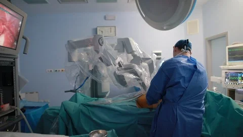 Surgeon doctor in operations room using robotic arms for surgery robot in sur 動画素材 102186932