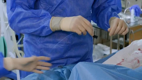 The surgeon inserts a special probe, he performs an operation on coronary bypass Vidéo 95230249