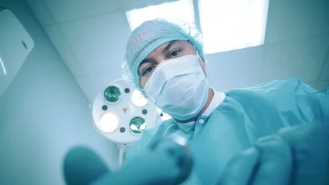 Surgeon making anesthesia Stock Footage 91906501
