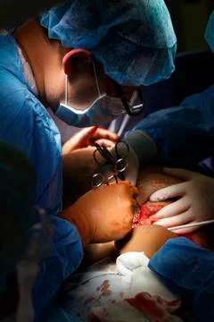 Surgeon operates Stockfoto's