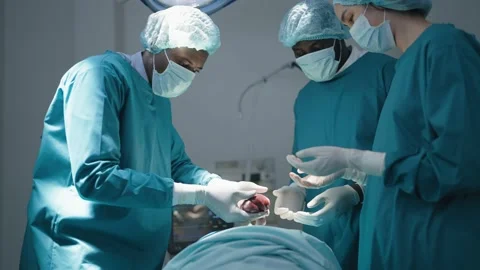 Surgeon in operating room undergoing heart transplant surgery Vídeos de archivo 197779896