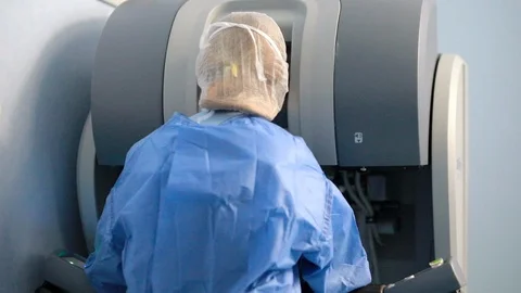 Surgeon in operationg room using davinci console with robotic surgery robot i 動画素材 102187109