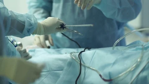 The surgeon passes the tool doctor Stockbeeldmateriaal 72979322