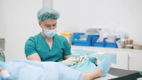 Surgeon performing knee surgery in an operating room Vídeo Stock 341263817