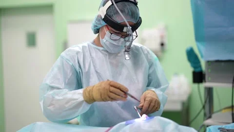 The surgeon performs cosmetic operations on the nasal septum of the operating 動画素材 173646678