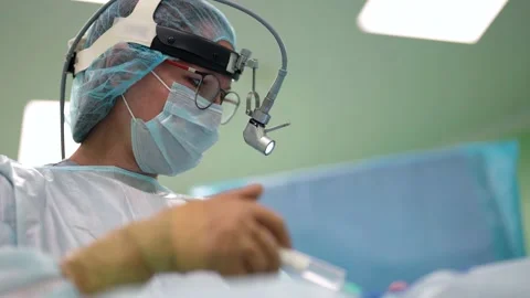 The surgeon performs the operation, close-up. Preparing the patient for the Vidéo 181794214