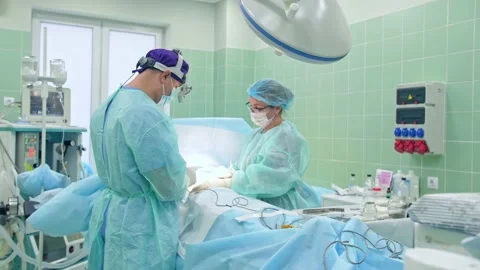 The surgeon performs a surgical operation Video stock 150905048