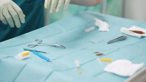 Surgeon preparing needle and thread for suturing Vidéo 341263662