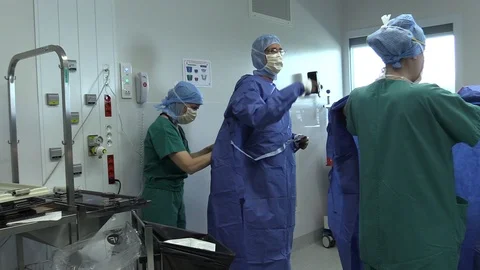 Surgeon preparing for operation Stock Footage 85934527