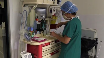 Surgeon preparing products for operation Stock Footage 85937322