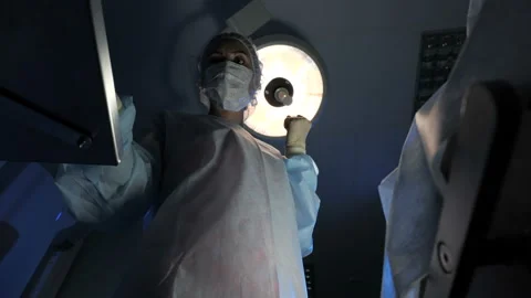 The surgeon takes a tool for surgery Видео 95528093