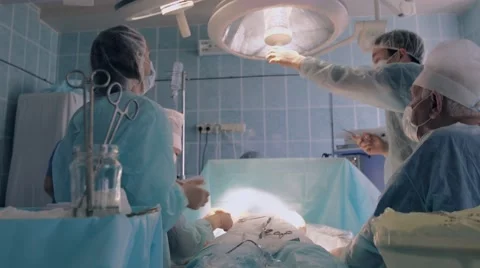 Surgeon turning the light under correct angle to continue surgery Видео 68817633