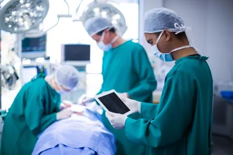 Surgeon using digital tablet in operation theater Stock-Fotos