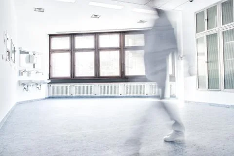 Surgeon is walking 库存照片