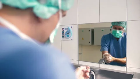 A surgeon washes hands before an operation. Stock Footage 154152484