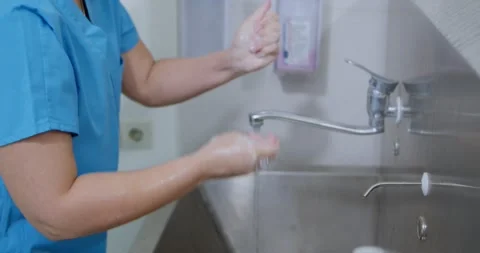 Surgeon washing hands Stock Footage 262894911