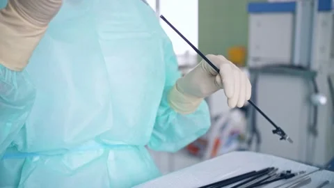 Surgeon's assistant prepares tools for surgery Stock Footage 150886817