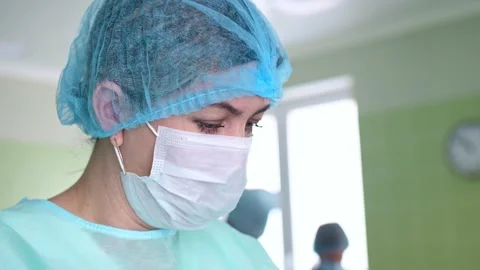Surgeon's assistant prepares tools for surgery Stock Footage 150891638