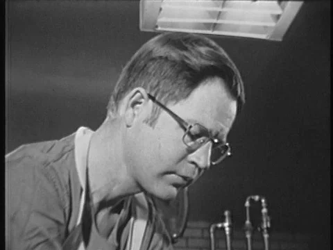 Surgeons cut the trunk of a dead body for an autopsy at the morgue in 1975. Vidéo 75304018
