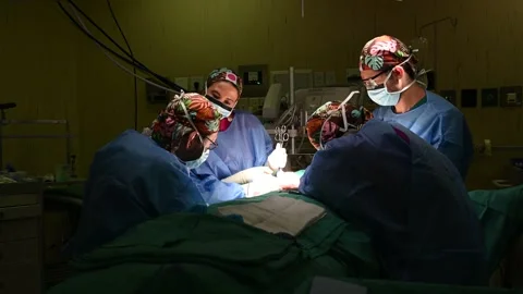 Surgeons Operating on Patient in Groote Schuur Hospital Theatre 4K Vídeo Stock 337900972