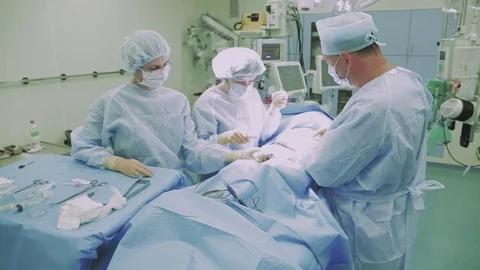 Surgeons in the operating room doing surgery Stock Footage 77297625