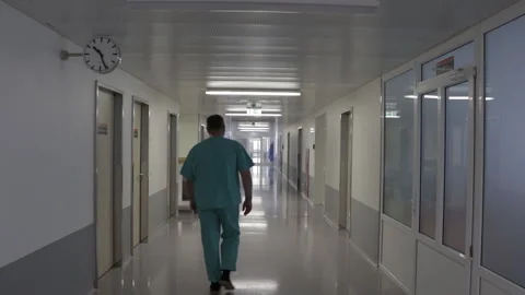 Surgeons perform the operation with a modern robot. Video stock 164118561