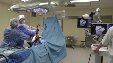 Surgeons perform the operation with a modern robot. Video stock 164118562