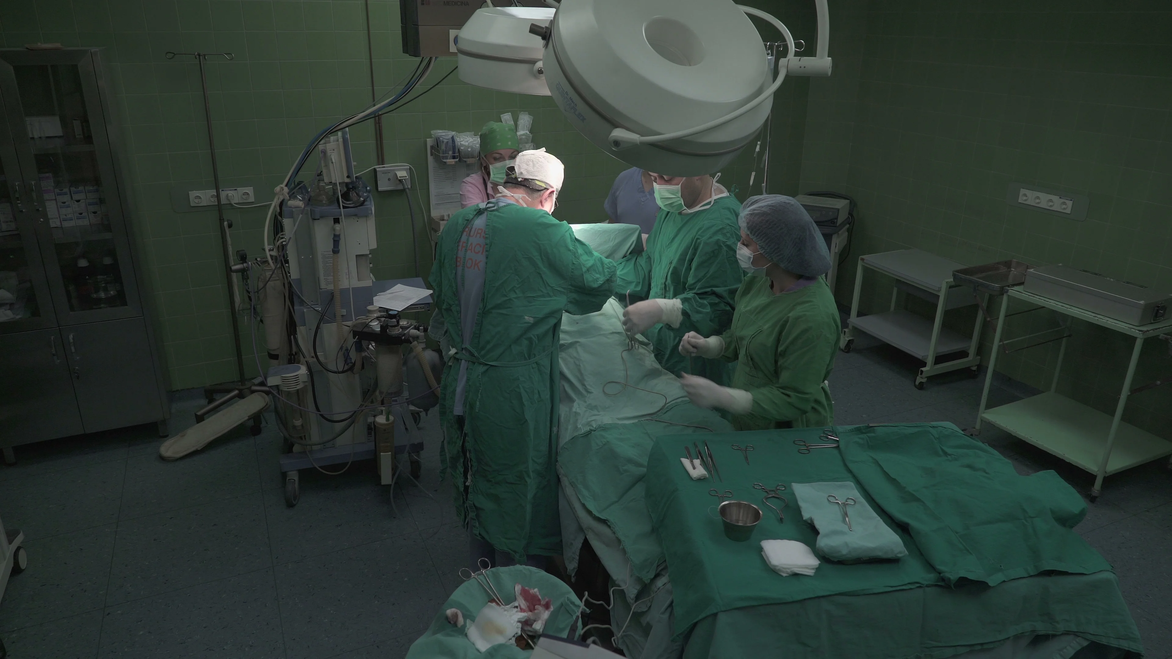 Surgeons team and medical technicians op... | Stock Video | Pond5 Surgeons team and medical technicians op... | Stock Video | Pond5