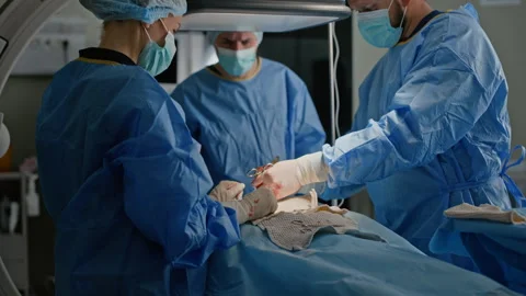 Surgery Team Performing Operation in Modern Operating Room Vídeo Stock 331366293